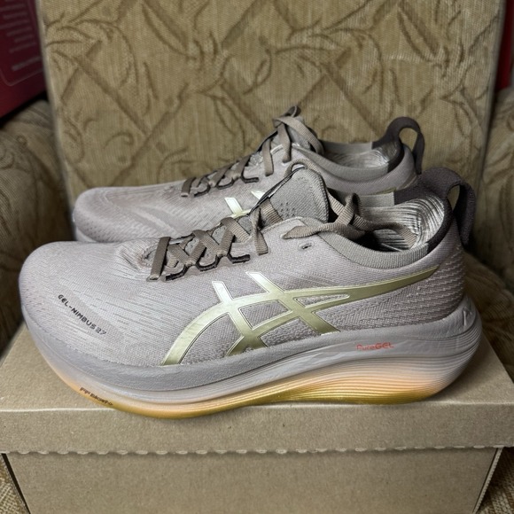 ASICS Women's 9 GEL-NIMBUS 27 LUXE 1012B816 020 Luxe Taupe Grey Running Shoes - Picture 1 of 9